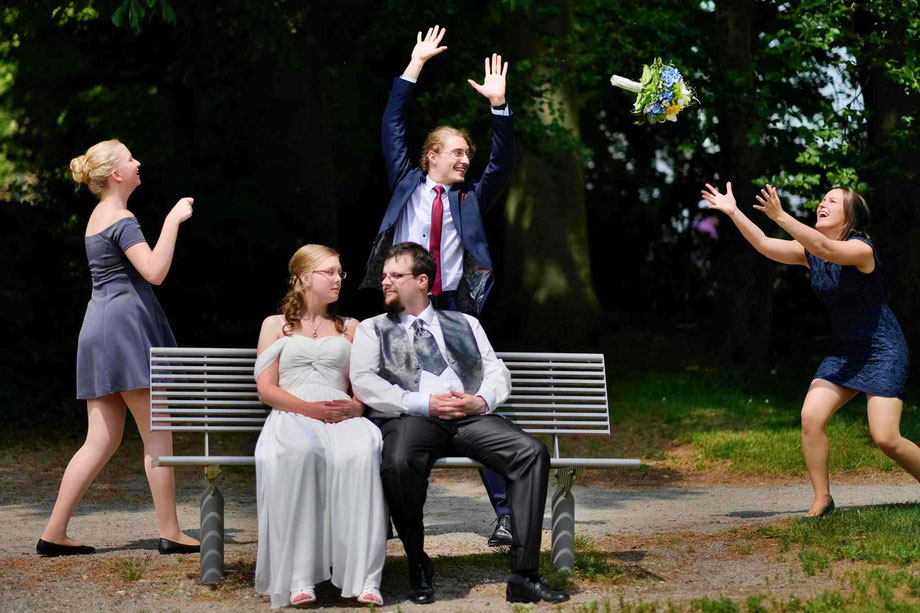 hochzeitsfotograf NRW, wil hangebrauck, fotoshooting hochzeit, brautpaar kuesst sich in einem weizenfeld