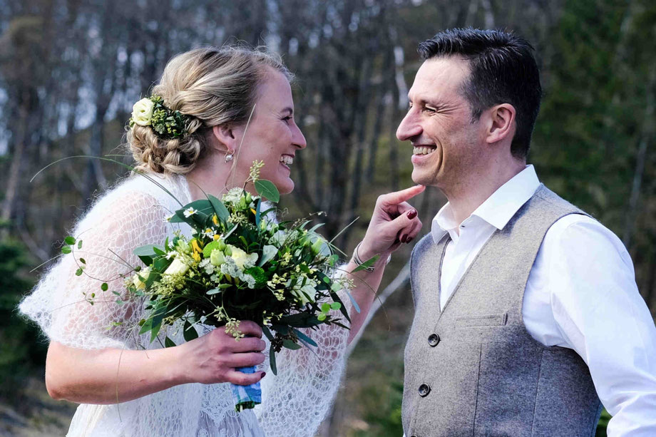 hochzeitsfotografie NRW, momente-einfangen.de, brautpaarshooting, zaertliche geste der braut