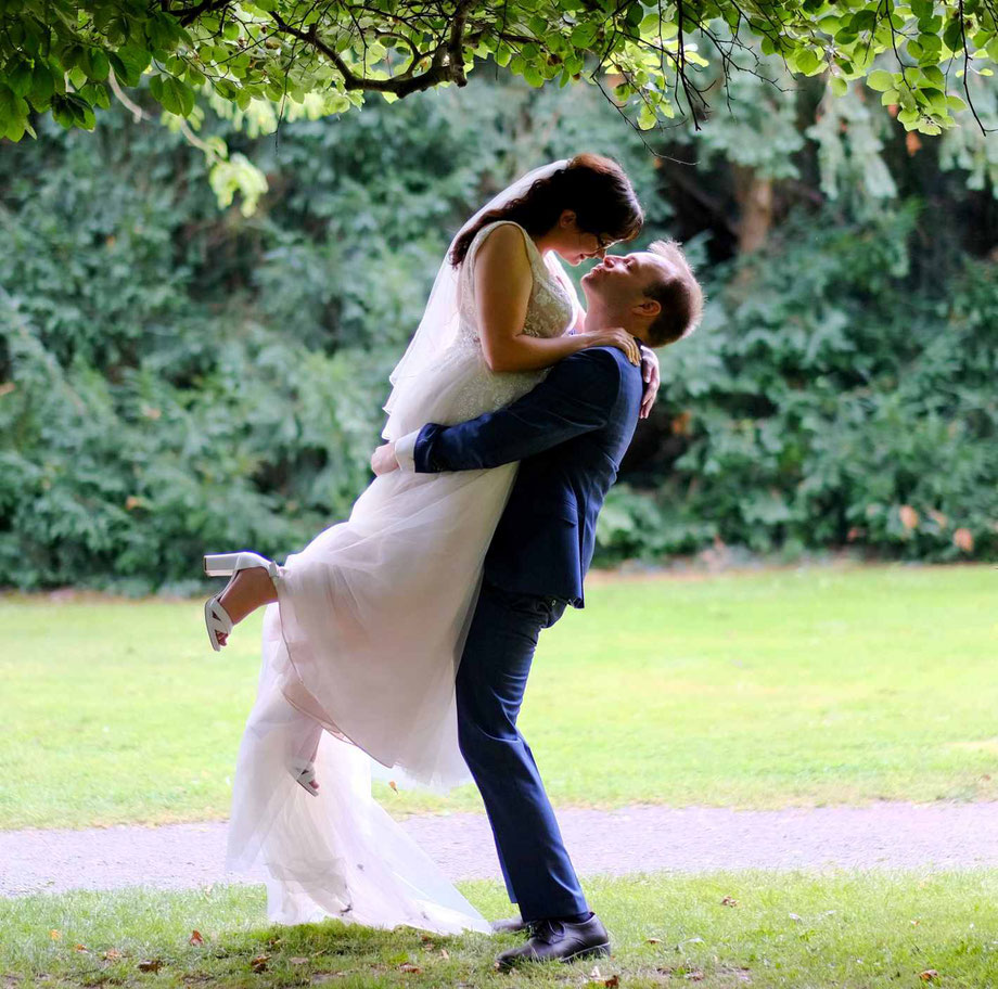 hochzeitsfotograf hünxe, brautpaarshooting hünxe, braut und bräutigam im park am schloss gartrop