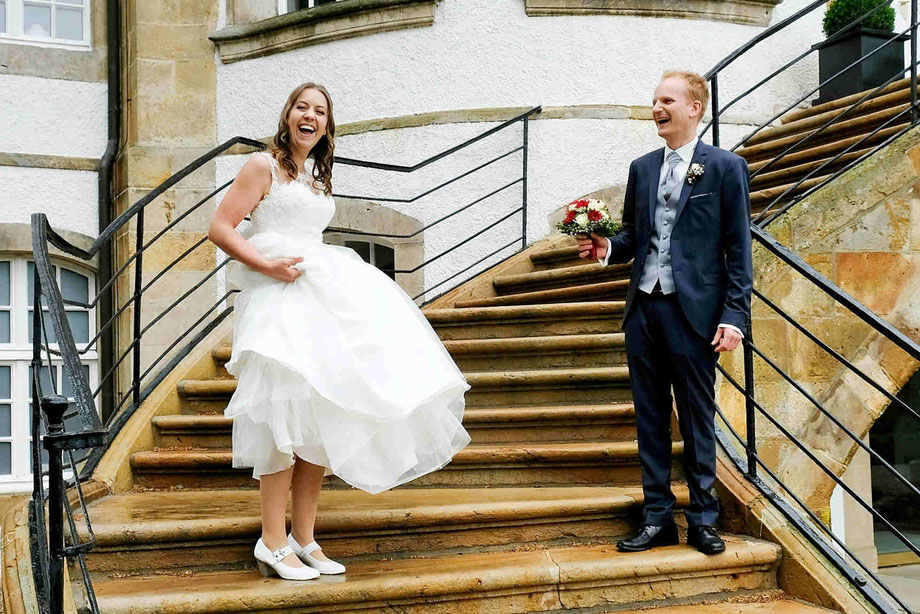 hochzeitsfotograf NRW, wil hangebrauck, brautpaar steht lachend auf einer treppe