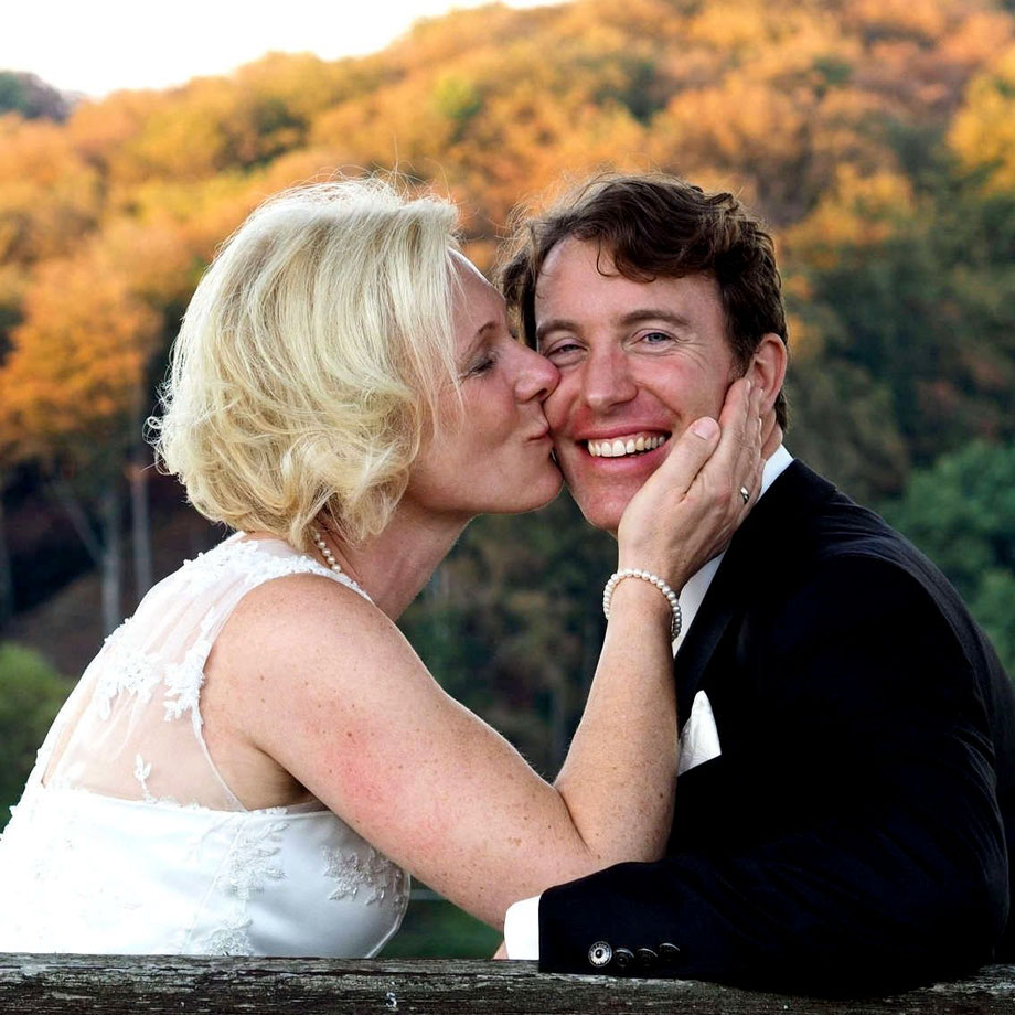 fotograf hochzeit, brautpaarshooting, braut küsst bräutigam auf die wange