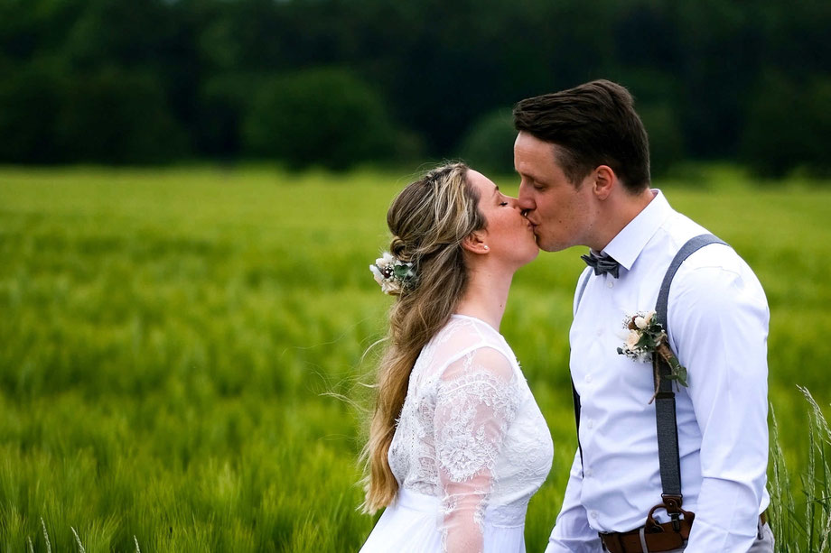 braut und bräutigam küssen sich im weizenfeld