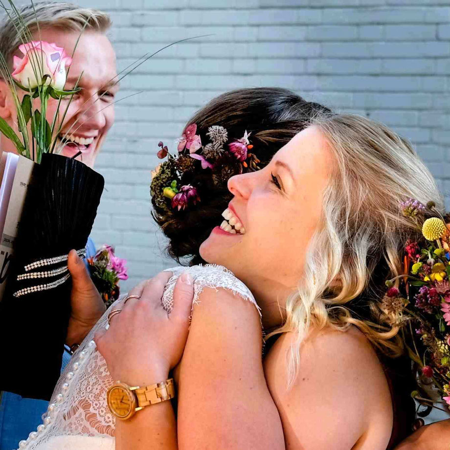 wil hangebrauck, hochzeitsfotograf NRW, herzliche umarmung der braut nach der trauung