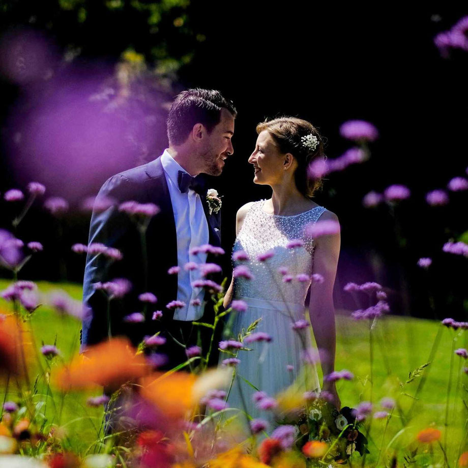 hochzeitsfotograf soest, brautpaarshooting, braut und bräutigam in einer wildblumenwiese