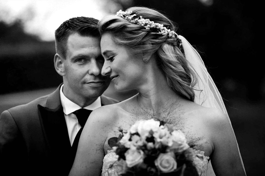 hochzeitsfotograf kamen, fotograf kamen, hochzeitsfotos kamen, heiraten in kamen, hochzeit in kamen, hochzeitsfotografen kamen, standesamt kamen, fotoshooting kamen, foto eines brautpaares mit brautstrauß, der bräutigam schaut direkt in die kamera