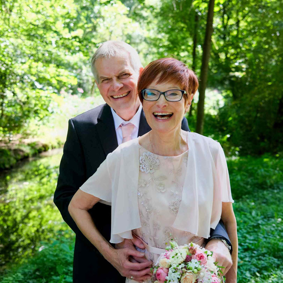 hochzeitsfotograf wil hangebrauck - ein aelteres brautpaar lacht froehlich in die kamera