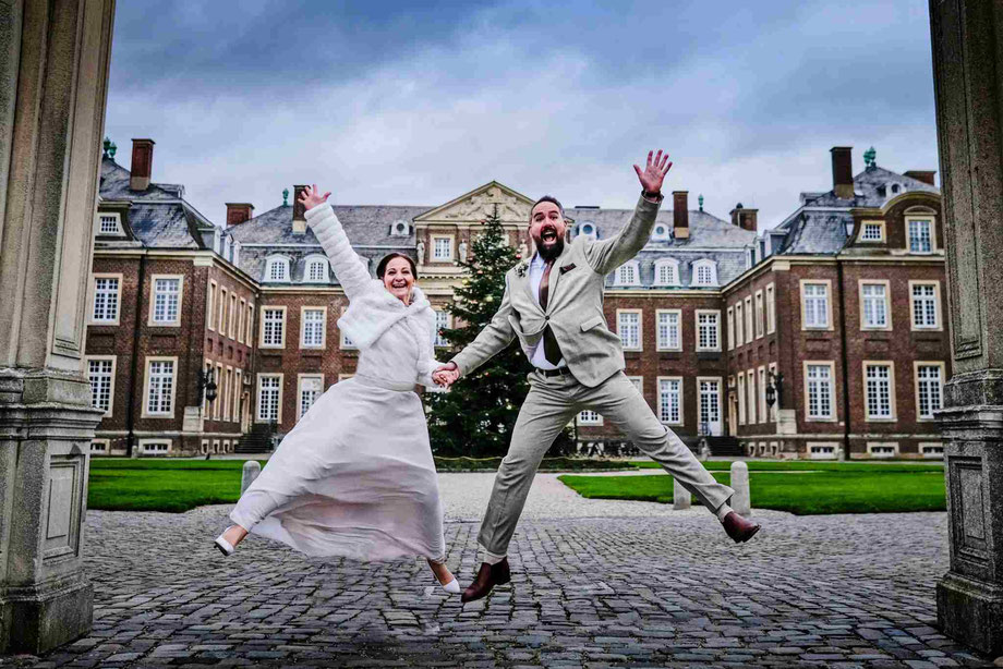 hochzeitsfotograf schloss nordkirchen, fotoshooting hochzeit, brautpaar springt lachend in die luft