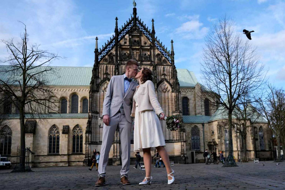 hochzeitsfotograf-lotharinger-kloster-muenster_brautpaar-vor-dem-paulusdom