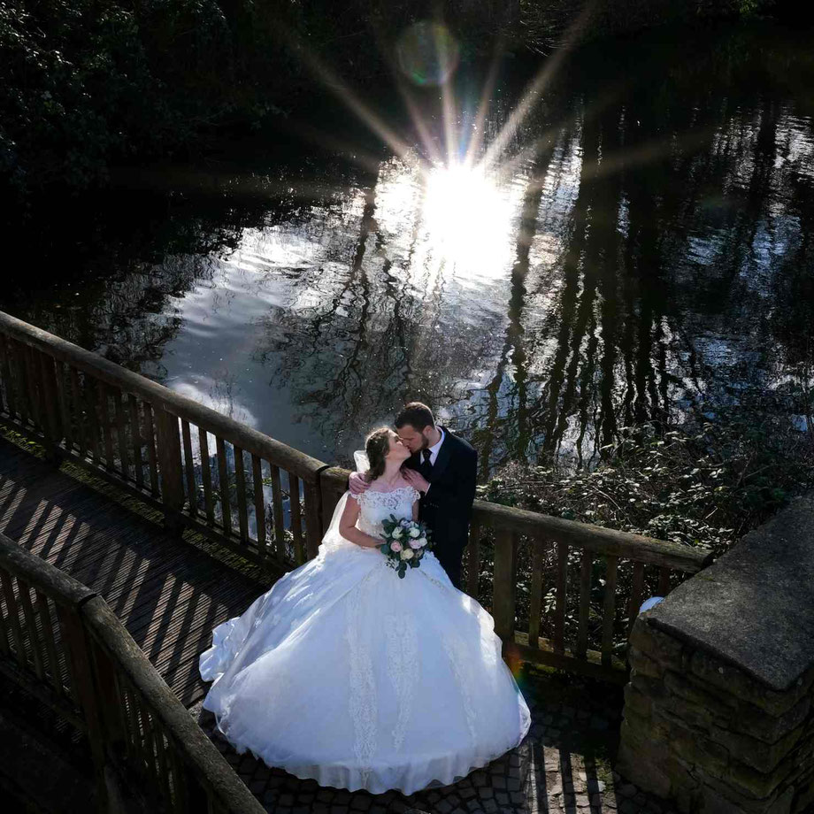 hochzeitsfotograf bottrop, fotoshooting hochzeit bottrop, brautpaar küsst sich auf einer brücke