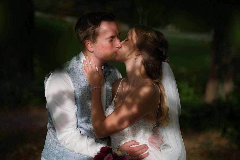 hochzeitsfotograf hamm, fotoshooting hochzeit, brautpaar kuesst sich im wald