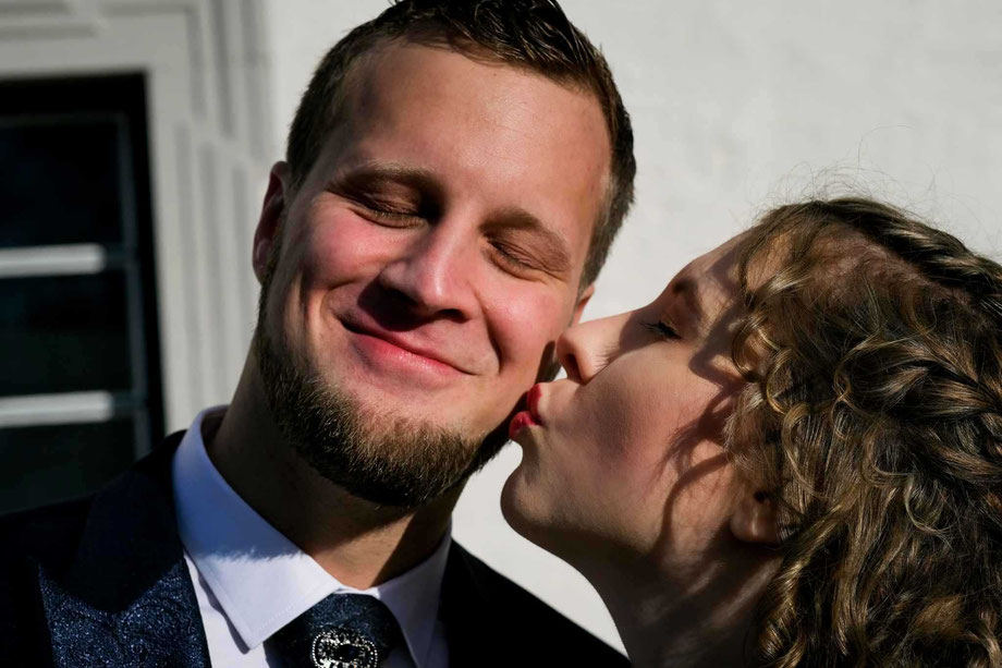 hochzeitsfotograf rheine, brautpaarshooting, braut küsst bräutigam auf die wange