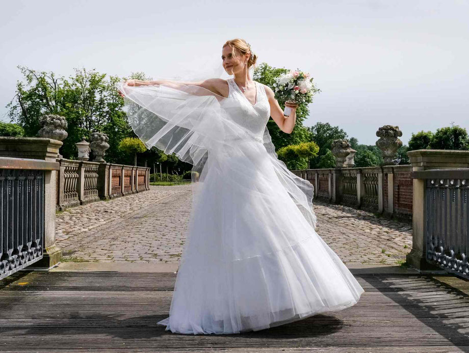 hochzeitsfotograf hünxe, fotoshooting hochzeit hünxe, braut im weißen brautkleid und brautstrauß