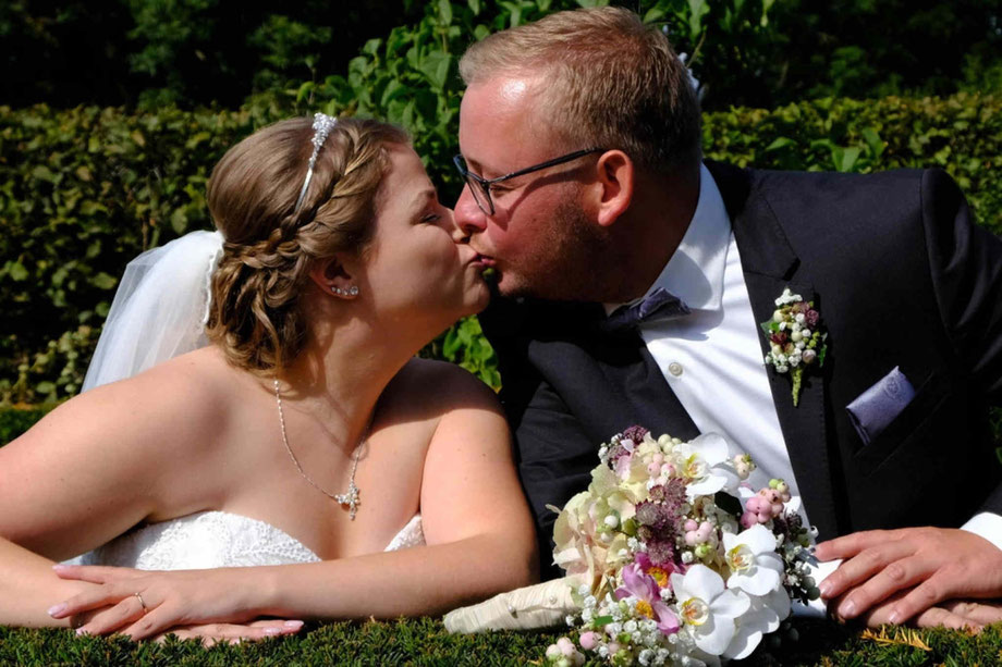 hochzeitsfotograf guetersloh, brautpaarshooting, braut und braeutigam kuessen sich in klassischer pose