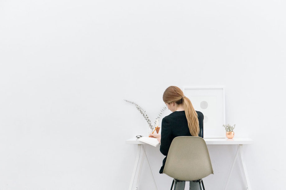 Mitarbeiterin arbeitet im Homeoffice