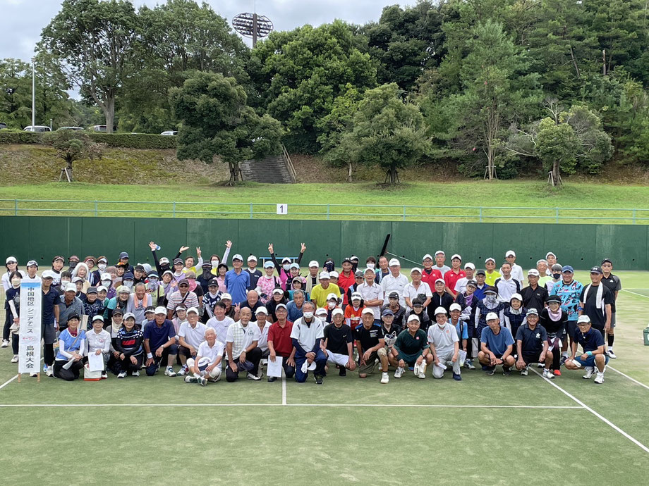 中国地区シニアテニスオープン島根大会の集合写真