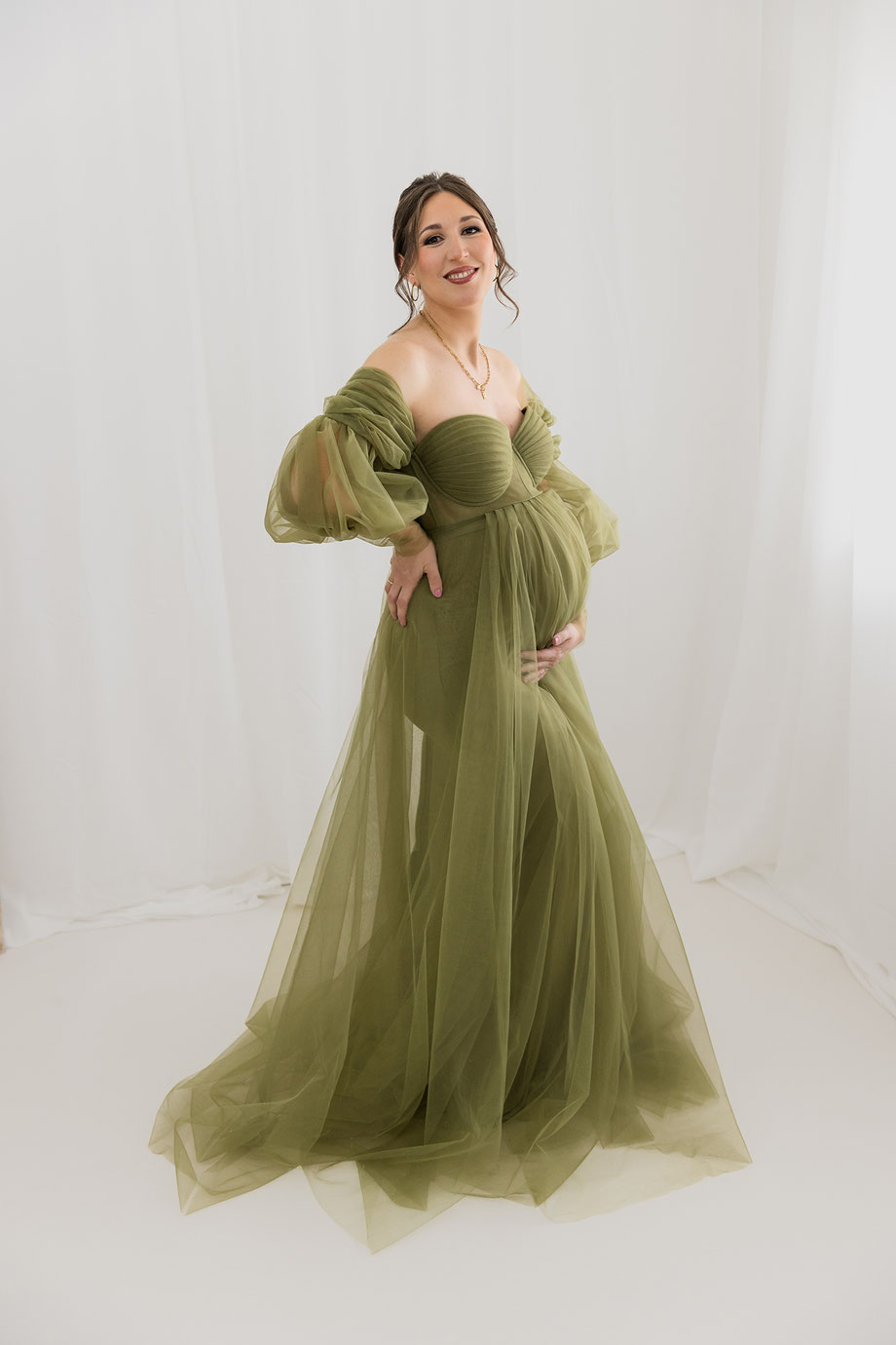 Schwangere Frau in romantischem Chiffon-Kleid.