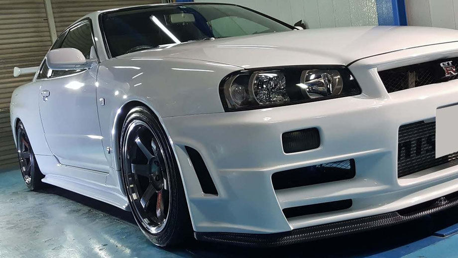 BNR34のガラスコーティング完成 白いGT‐Rの研磨 新車の艶 塗装の映り込みが綺麗