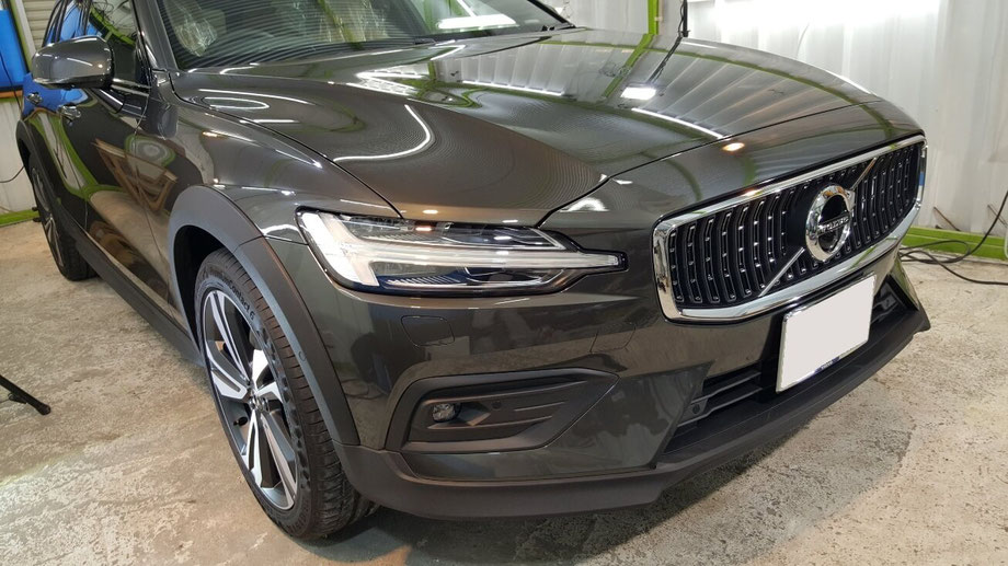 新車のボルボV60のボディ・ヘッドライトコーティング後 シミ除去で塗装の艶改善 VOLVO・Vクラスの磨き