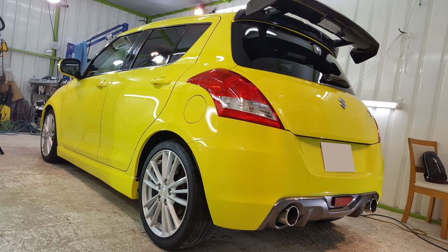 スイフトスポーツZC32S・モンスタースポーツコンプリートのコーティング完成 磨きでツヤツヤのチャンピオンイエローのボディ