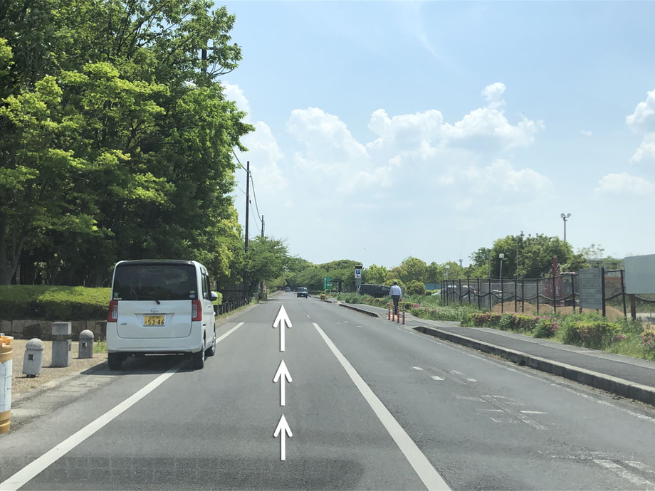 看板で左折したら、直進します