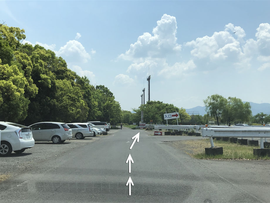 この駐車場の順路通り奥に進み、右手に入口の看板があるので、看板を右折します