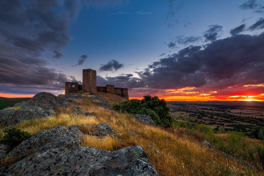 "ENJOY THE SILENCE".  Old ruins of a castle in Castilla la Mancha, Spain.
