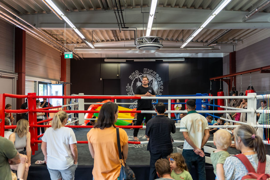 Gym mit vielen Besuchern und Head Coach Frank Müller