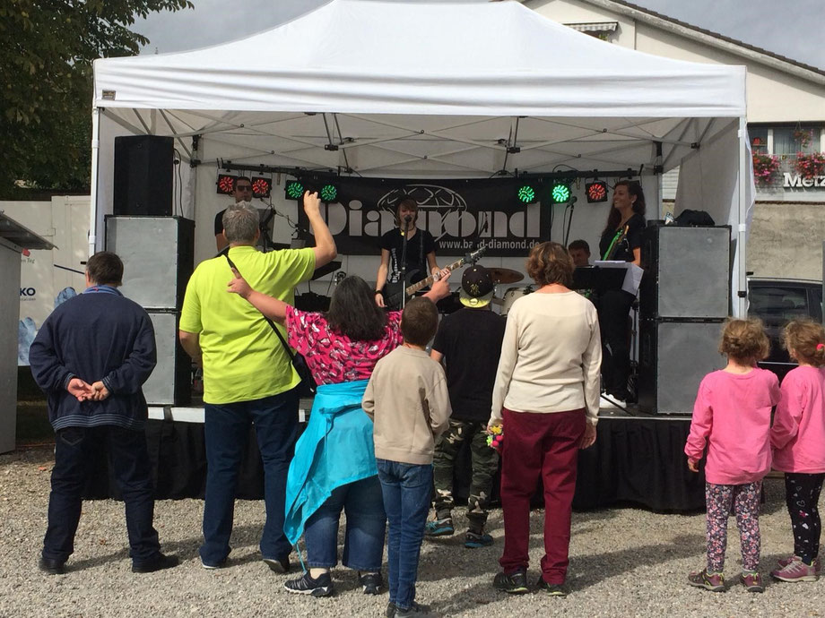 Bereits zum dritten Mal durften wir beim "Hand in Hand Lauf" in Gurtweil dabei sein. Es ist auch für uns immer wieder ein wunderbarer Tag und es freut uns so viele gllückliche Gesichter zu sehen. Wir unterstützen dieses tolle Event sehr gerne!