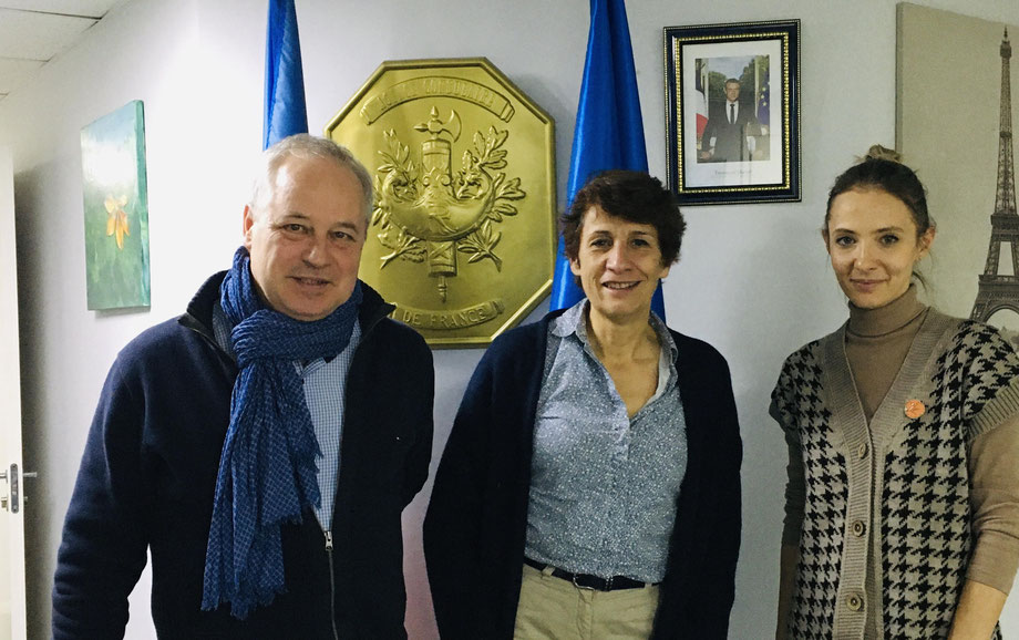 Sergey Adveev, Laure Ansart, Natalia Rodionova dans les locaux de l'Alliance française. 