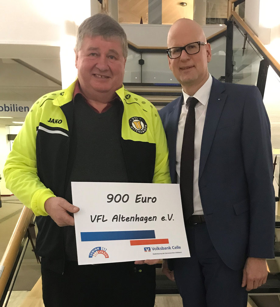 Reinhard Tewes erhält eine Spende für den VfL Altenhagen