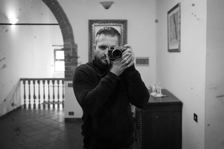 Ein Selbstporträt in einer Villa in der Toskana, aufgenommen mit der Fujifilm X100F und dem fest verbauten 23mm Objektiv (35mm äquivalent)