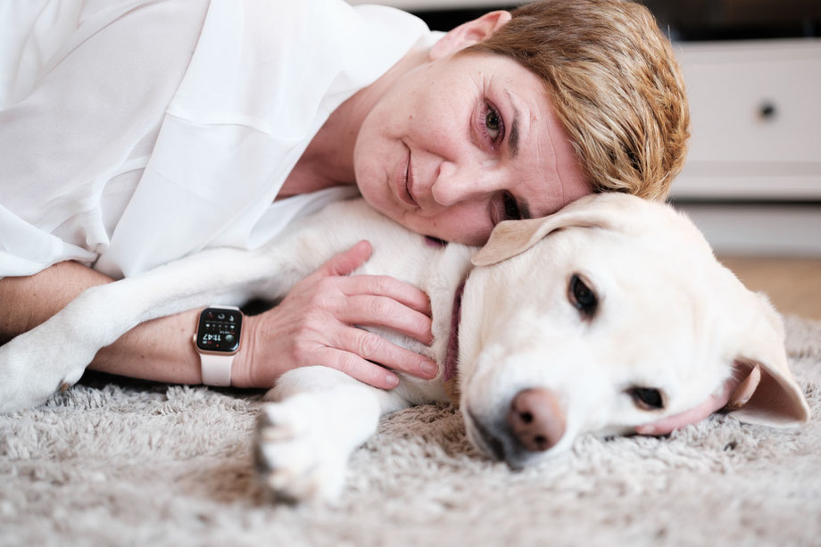 Bianca und Hund Fly kuscheln auf dem Wohnzimmerteppich, aufgenommen mit der Fujifilm X-T4 und dem XF 33mm 1.4 (50mm äquivalent)