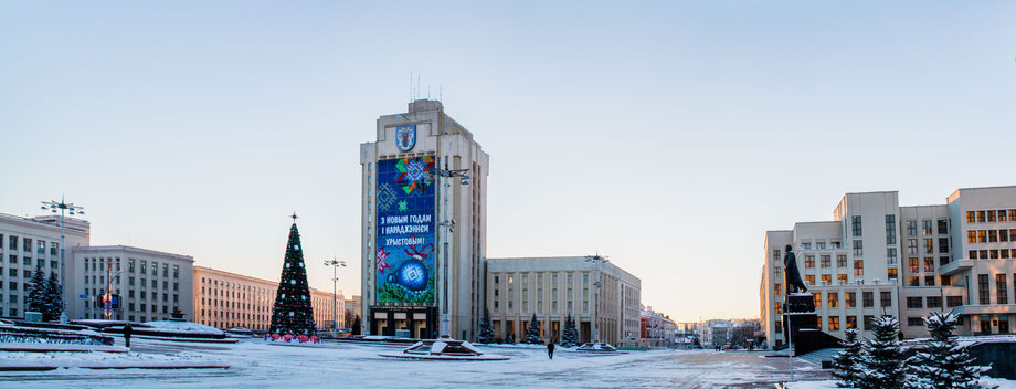 Platz der Unabhängigkeit, Regierungsgebäude, Leninstatue, Pädagogische Universität, links die Weisrussische Staatsuniversität, Minsk, Belarus