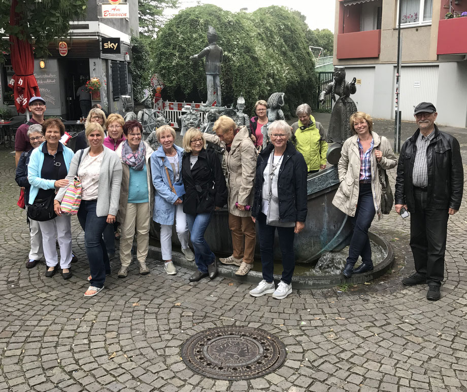 Stadtrführung Köln Südstadt Gruppe am Karl Bebuer Brunnen in der Severinsstrasse Stadtführung im Severinsviertel