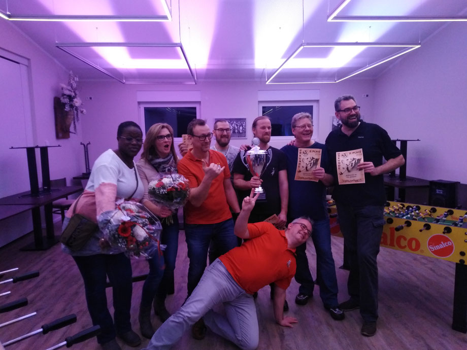 Die erfolgreichen Gewinner: v.l. Prinzgemahlin, Königin, in Rot die dritt Platzierten Sascha und Jürgen, dahinter die erst Platizerten Peter und Marcel und zum Schluss die zweit Platzierten Frank und König Heino