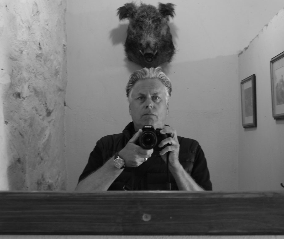 „wolffsart“ Foto & Malerei, Oldenburg, der Künstler im Spiegel Portrait mit Widschweinkopf , Portrait Fotograf, Landschaftsfotografie, Menschen im Alltag beobachten und fotografisch festhalten, er malt mit Acrylfarbe , Aufnahme aus Südafrika