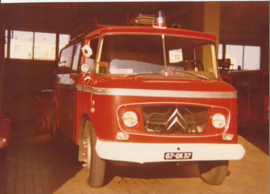 Véhicules de secours au CSP Tours Centre en 1985