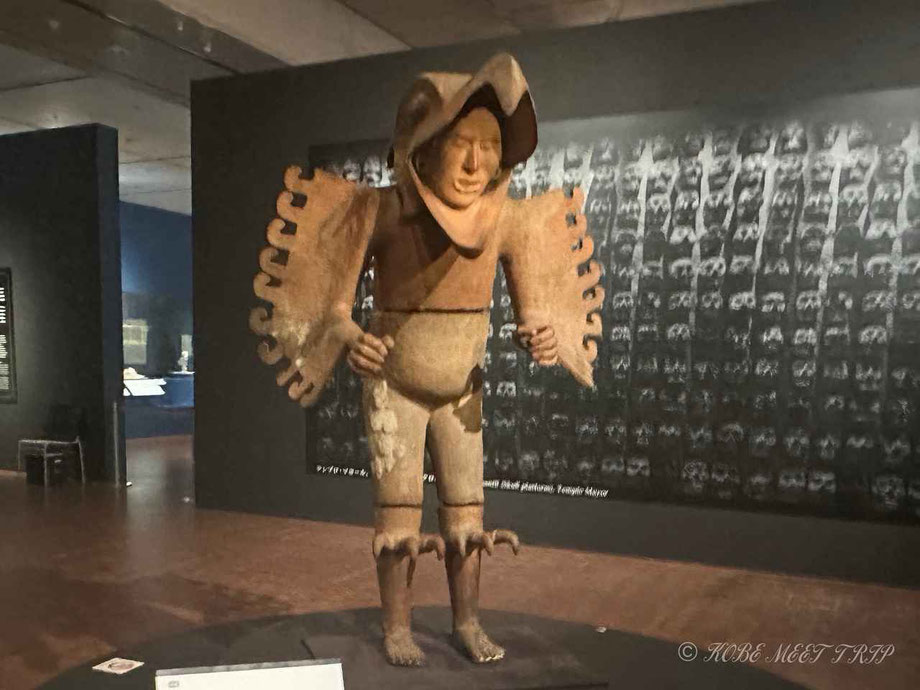 鷲の戦士像　アステカ文明　1469～86年　テンプロ・マヨール、鷲の家出土　土製　高さ170㎝、幅118㎝　テンプロ・マヨー博物館館
