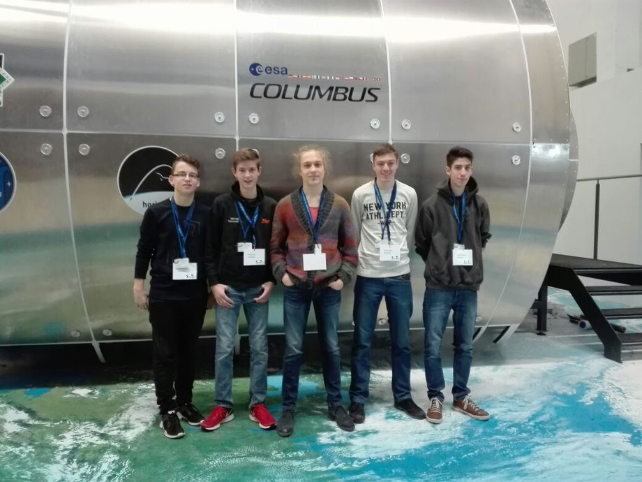 Unser Team vor einer 1:1-Darstellung der Columbus-Station der ISS im DLR