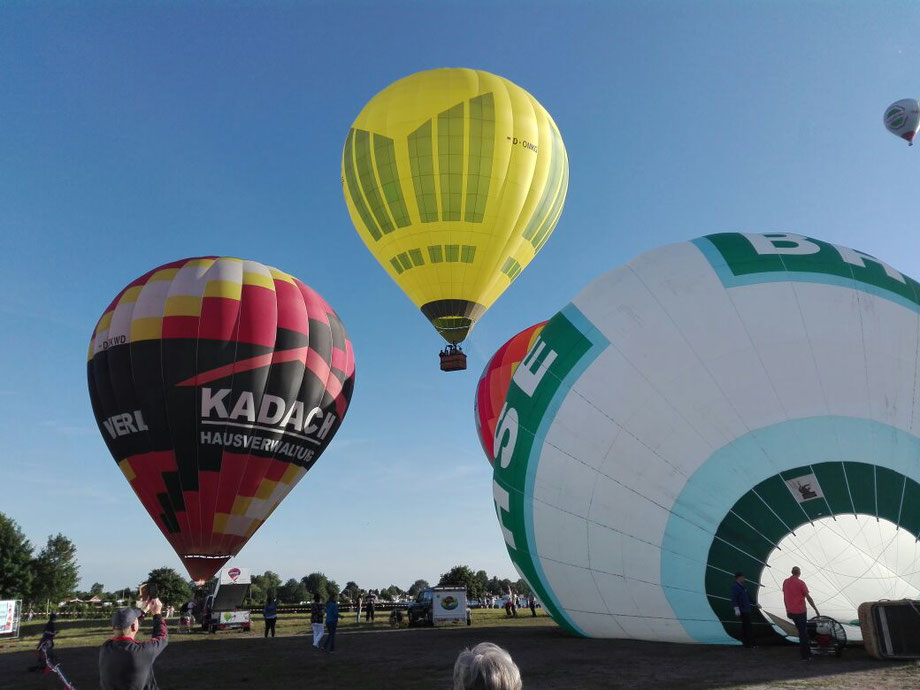 Riesige Gebilde recken sich gen Sonne; und wir hoffen: gutes Wetter komme; gutes Wetter bleibe, sodass es unseren Ballonstart nicht vertreibe.