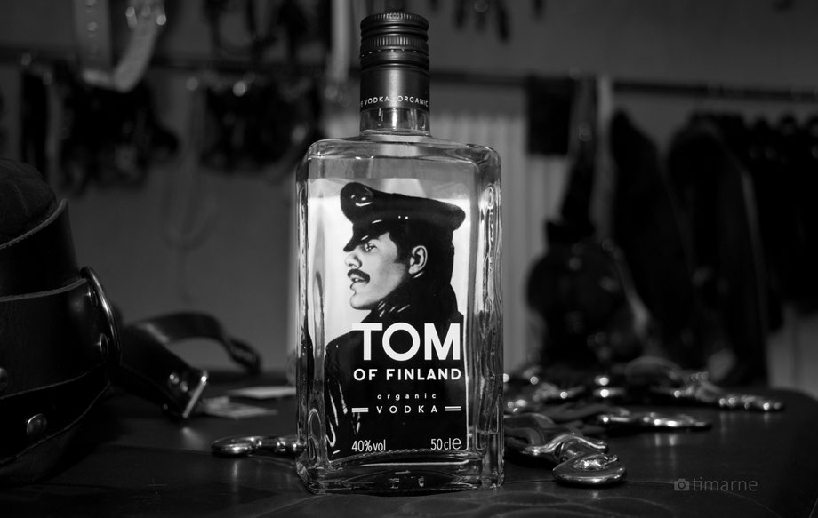 Tom of Finland Vodka fotografiert bei der Eröffnung von Leathers, Berlin.