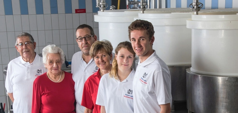 Jakob und Rösli Liechti-Artho (2. Generation), Markus und Renate Liechti-Gruber (3. Generation), Ramona Walli und Gian Liechti (4. Generation)
