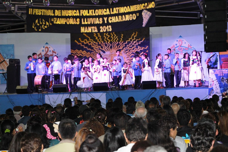 Niños y jóvenes intérpretes de música folklórica, durante el festival Zampoñas, lluvias y charango en la plaza cívica de Manta, Ecuador.