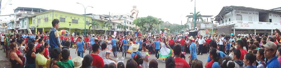 Vista panorámica del pregón festivo en la ciudad cabecera cantonal de Pichincha, Manabí, Ecuador.
