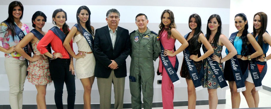 Candidatas a reina del Ala de Combate Nº 23 de la Fuerza Aérea Ecuatoriana (FAE) estacionada en Manta. LLes acompañan, el alcalde cantonal y el comandante aéreo.