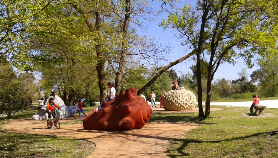 Sculptures jeux et moblier - thème des fossiles - Parc Cap de Bos - création C.Lacroix