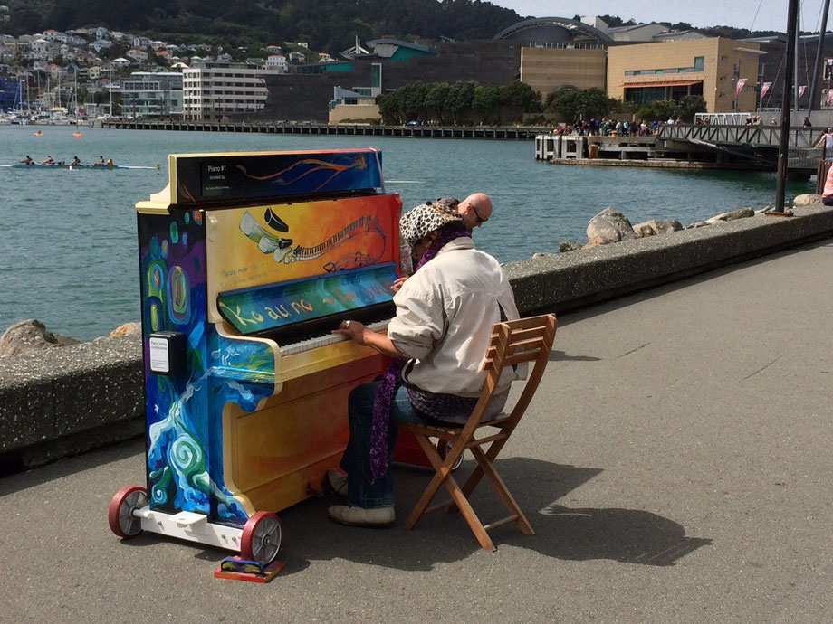 Am Hafen wird sogar das eigene Klavier mitgebracht