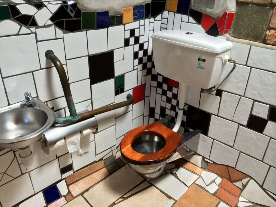 Öffentliches WC, designed von Friedensreich Hundertwasser