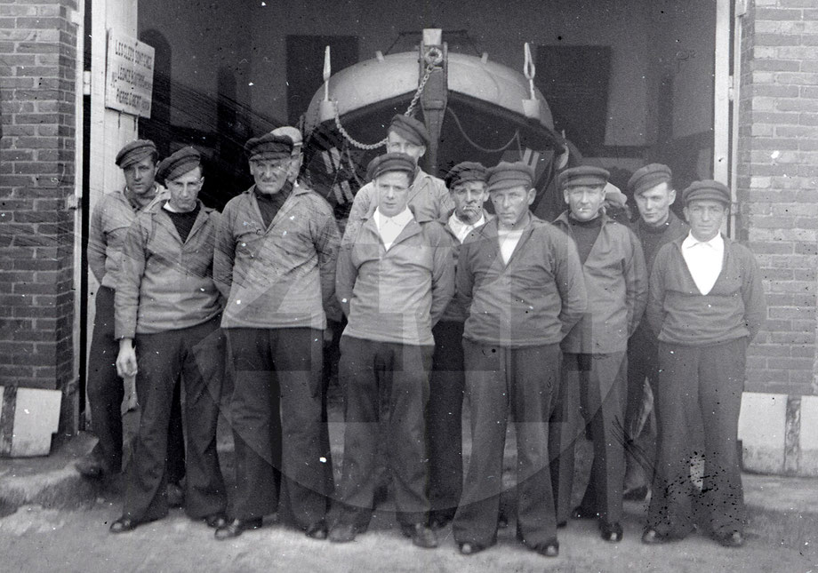 L'équipage du Commandant GARREAU le 6 Juin 1941 (Collection VB, Victor BENHAIM, avec l'autorisation de Yves BÉNAIN REPRODUCTION INTERDITE)