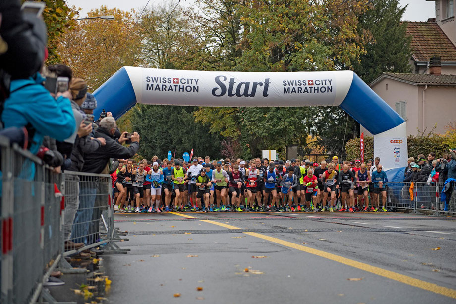 Gute Bedingungen und ein grosses Feld beim Halbmarathon, gemischt mit dem Marathon, verprach ein tolles Rennen. (Bild: Veranstalter)
